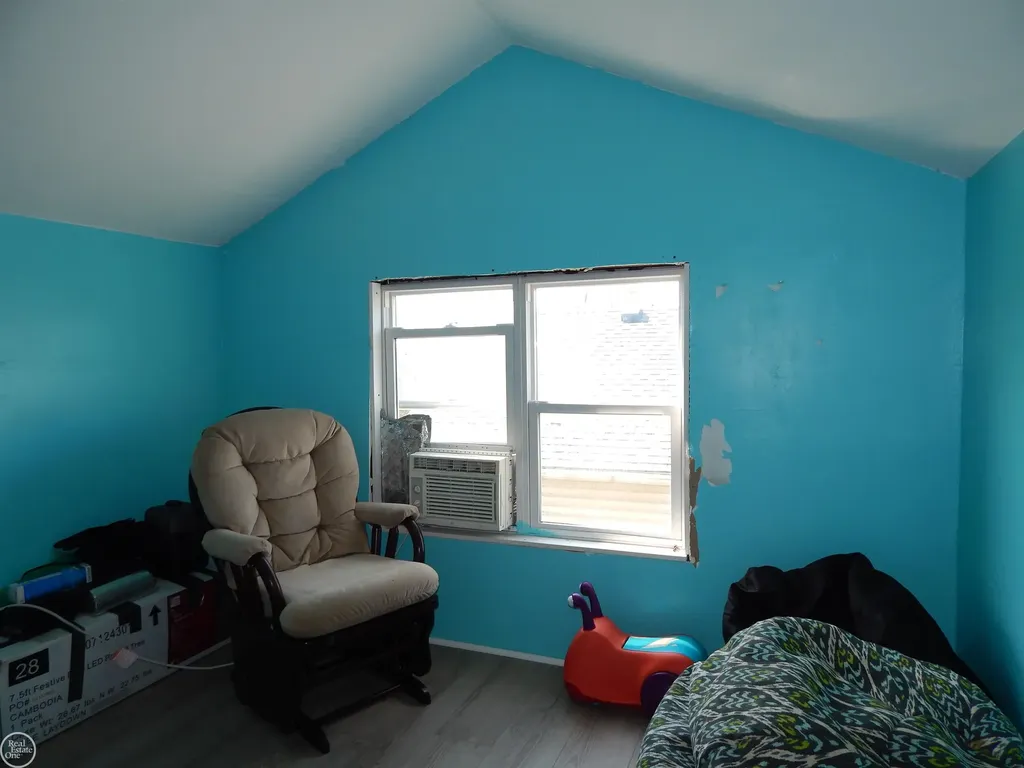 25143 Lawn Street Roseville City MI 48066