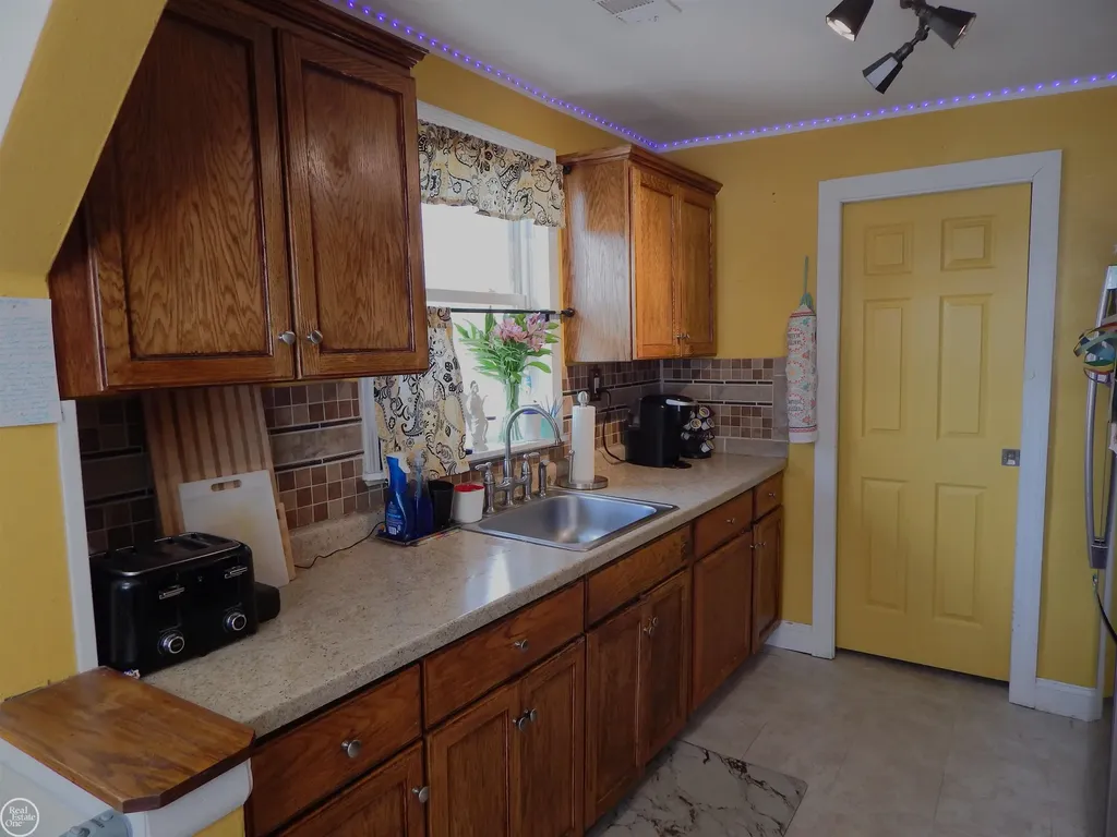 25143 Lawn Street Roseville City MI 48066