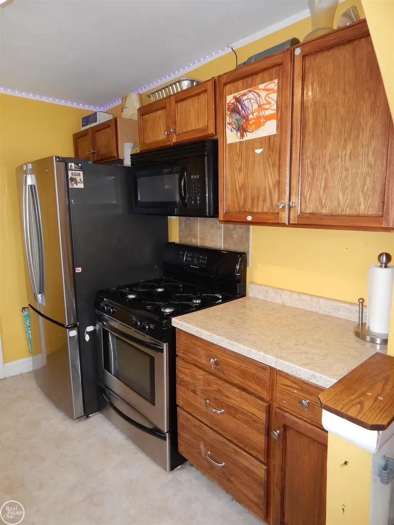 25143 Lawn Street Roseville City MI 48066