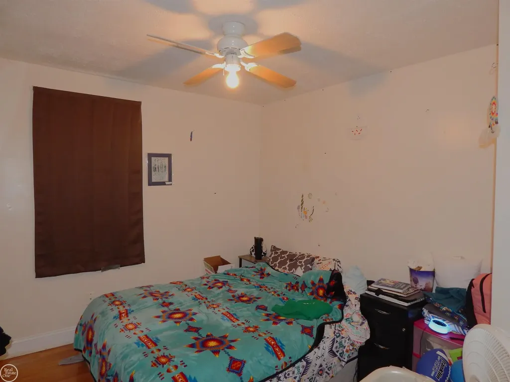 25143 Lawn Street Roseville City MI 48066