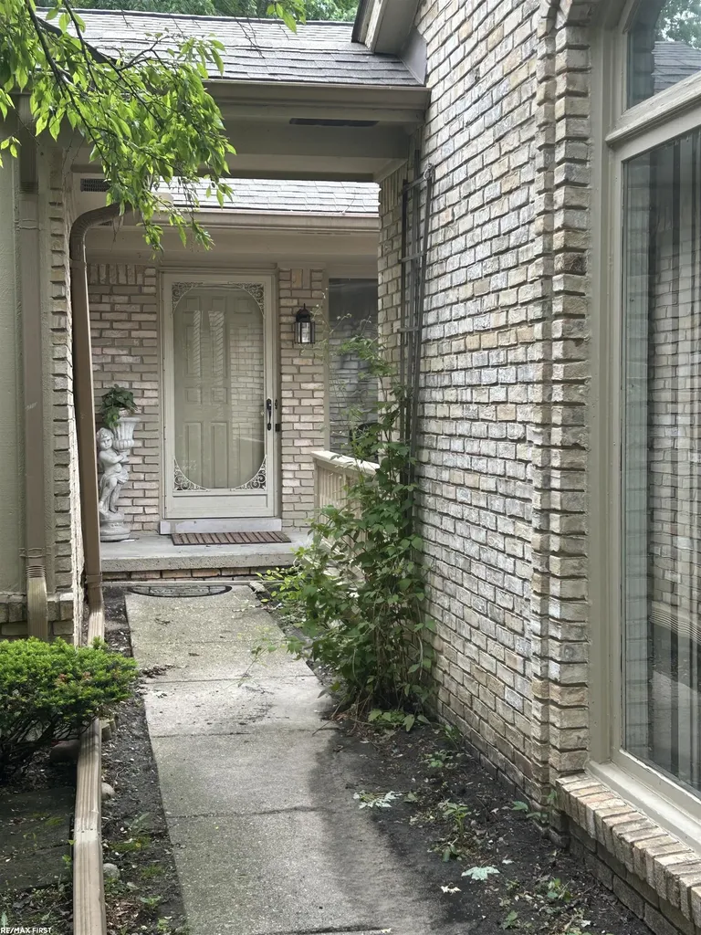 17765 E Kirkwood Drive Clinton Charter Township MI 48038