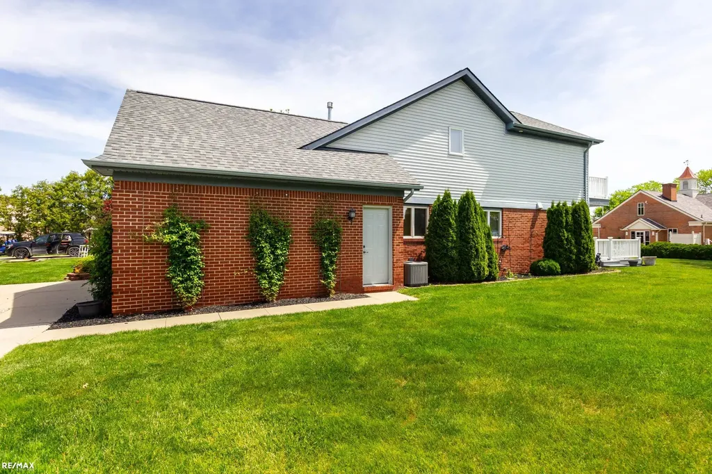 304 Heritage Way Street Algonac City MI 48001