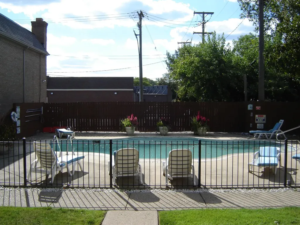1723 E 14 Mile Road Birmingham City MI 48009