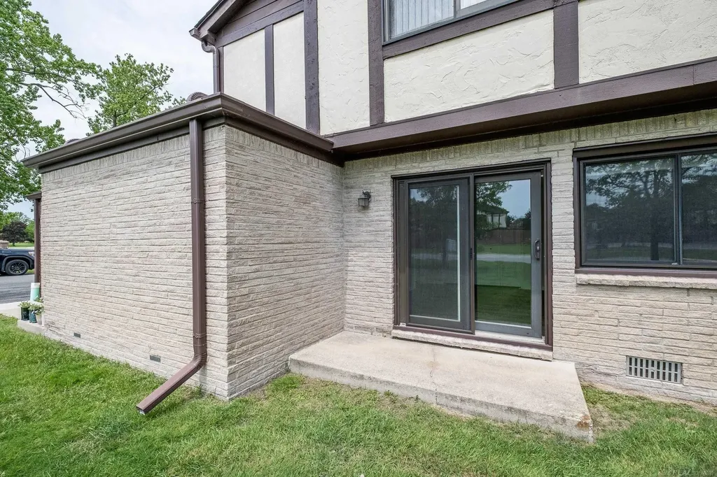 1102 Country Club Drive St. Clair Shores City MI 48082