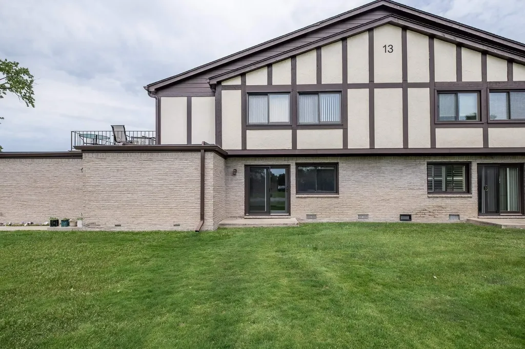 1102 Country Club Drive St. Clair Shores City MI 48082
