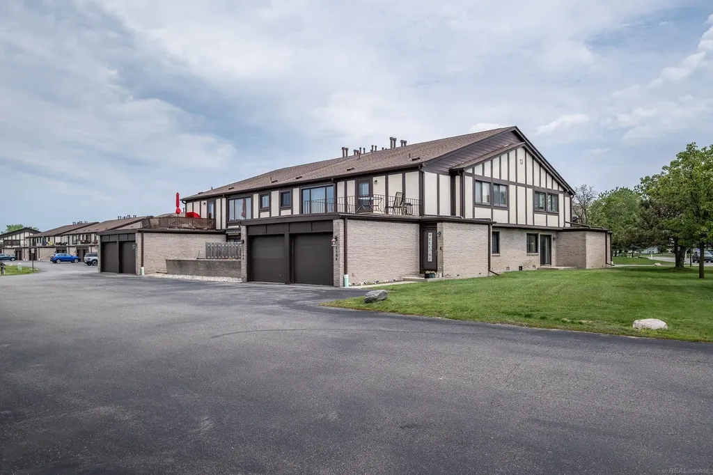 1102 Country Club Drive St. Clair Shores City MI 48082