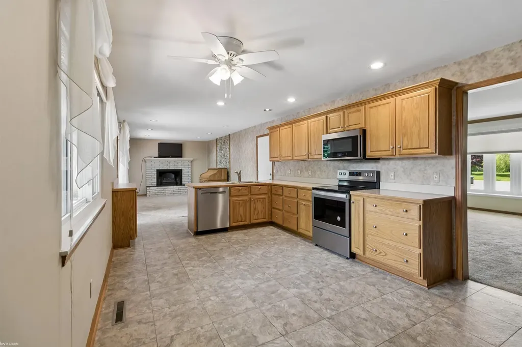 3238 S Shoreview Drive Fort Gratiot Charter Township MI 48059