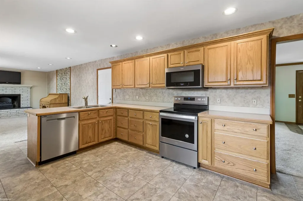3238 S Shoreview Drive Fort Gratiot Charter Township MI 48059