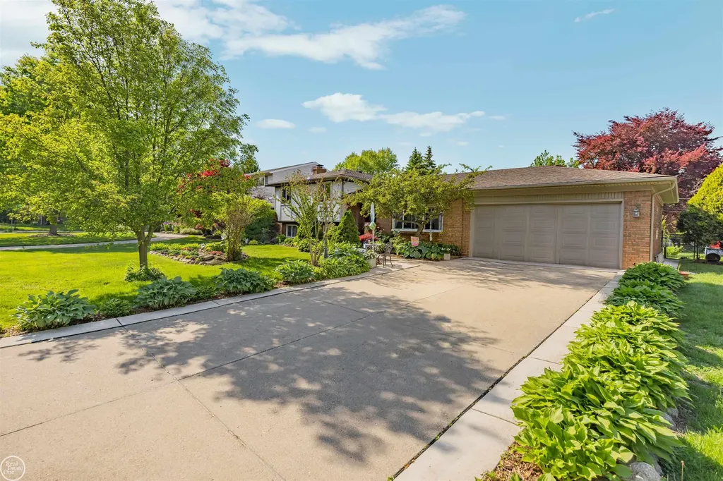28329 E Blom Drive Harrison Charter Township MI 48045