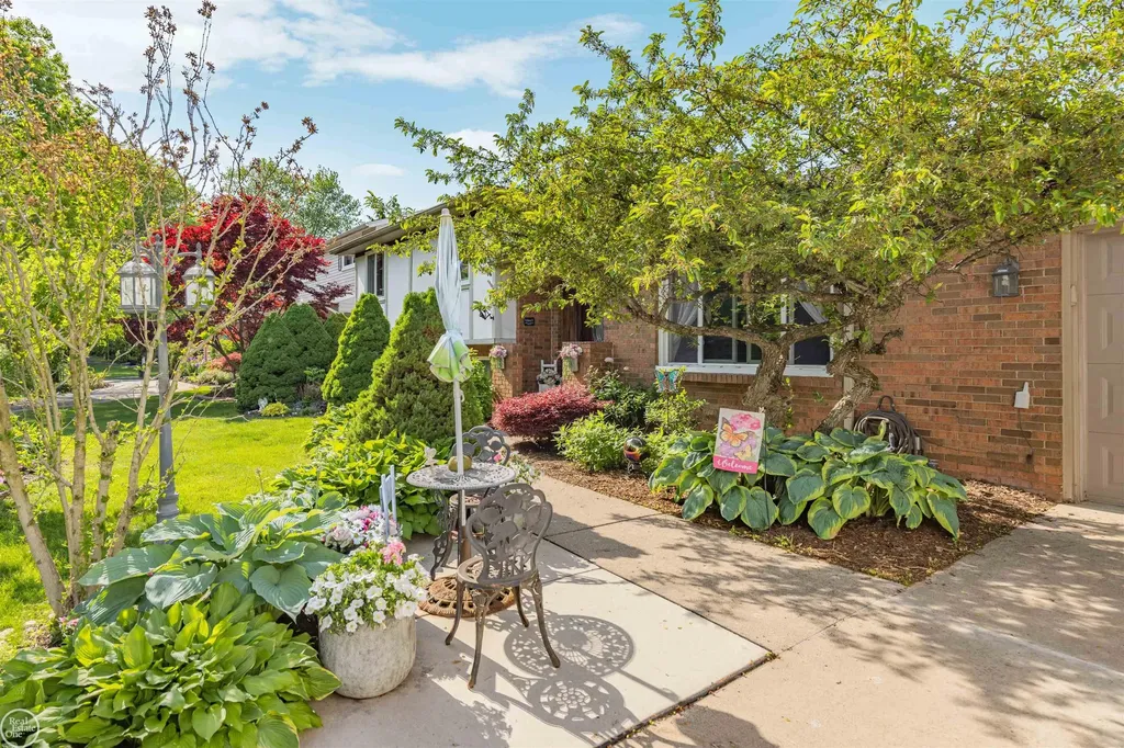 28329 E Blom Drive Harrison Charter Township MI 48045
