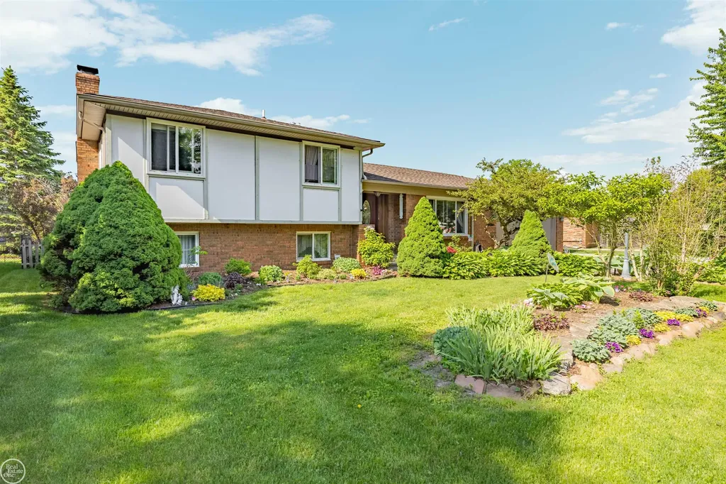 28329 E Blom Drive Harrison Charter Township MI 48045