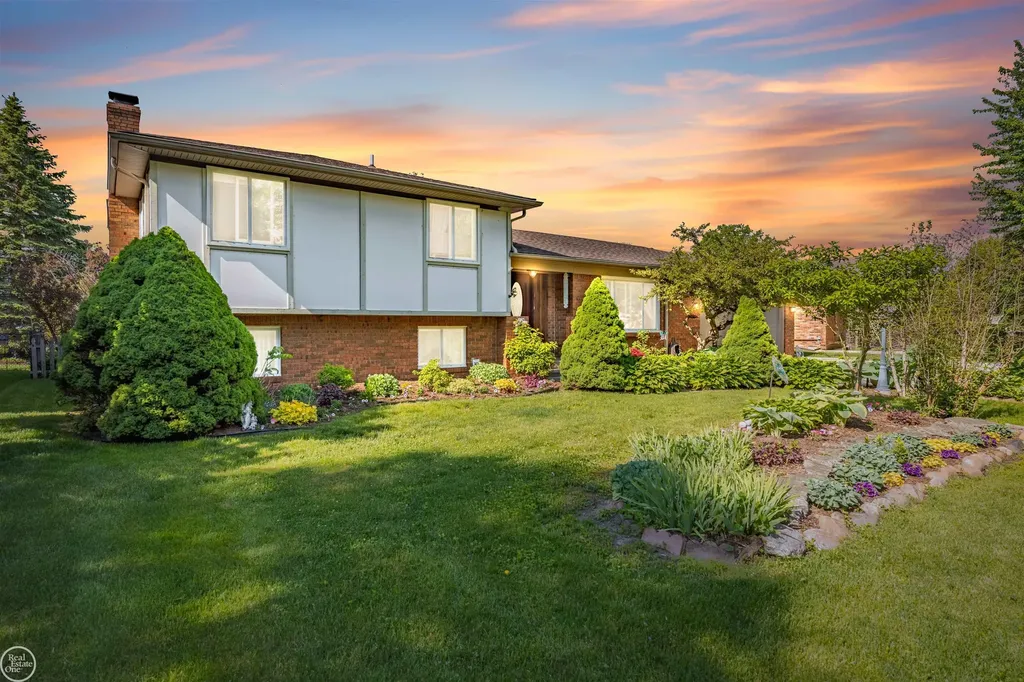 28329 E Blom Drive Harrison Charter Township MI 48045