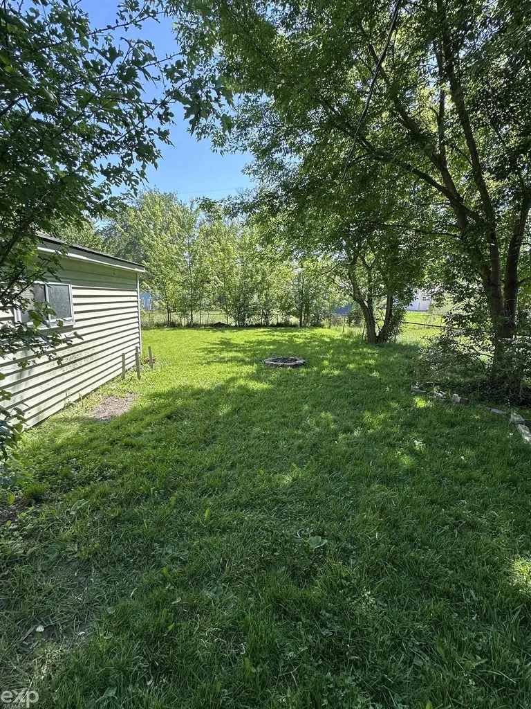21746 Wellington Avenue Warren City MI 48089
