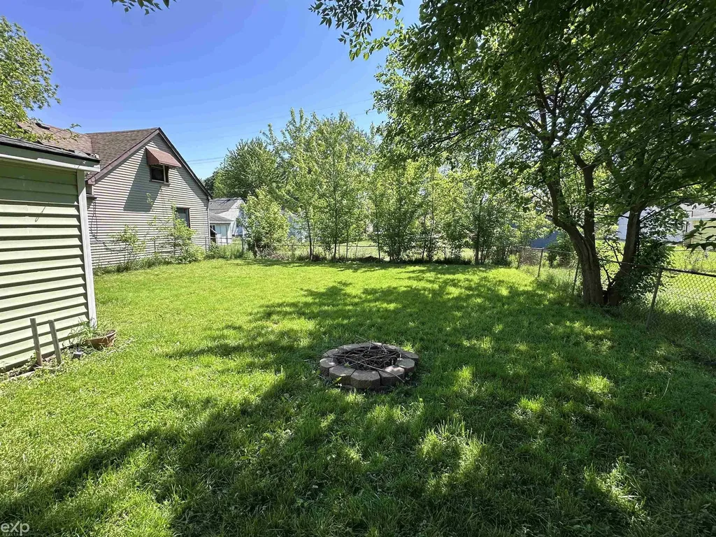 21746 Wellington Avenue Warren City MI 48089