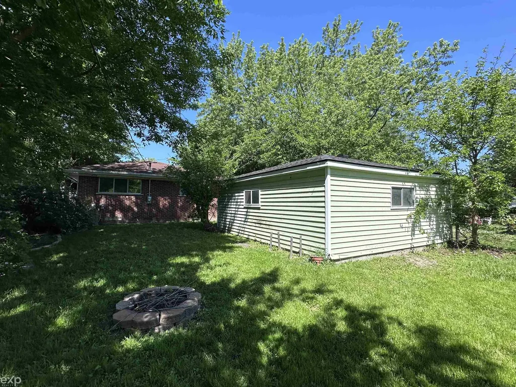21746 Wellington Avenue Warren City MI 48089