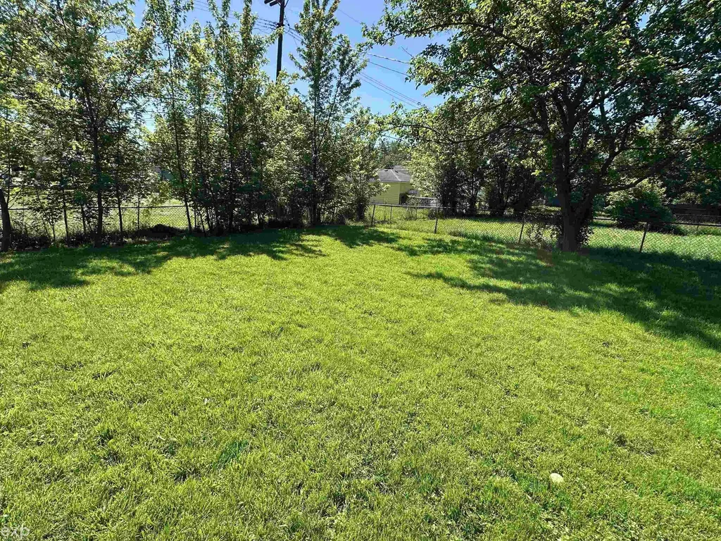 21746 Wellington Avenue Warren City MI 48089