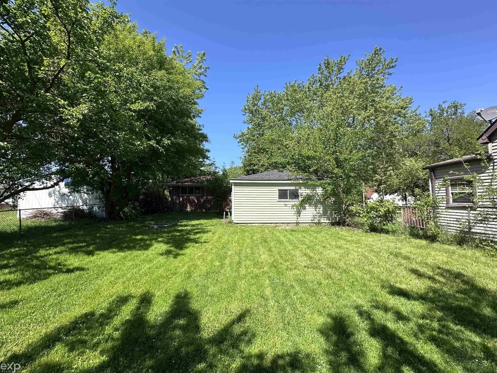 21746 Wellington Avenue Warren City MI 48089