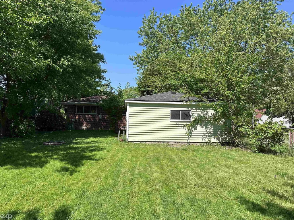 21746 Wellington Avenue Warren City MI 48089