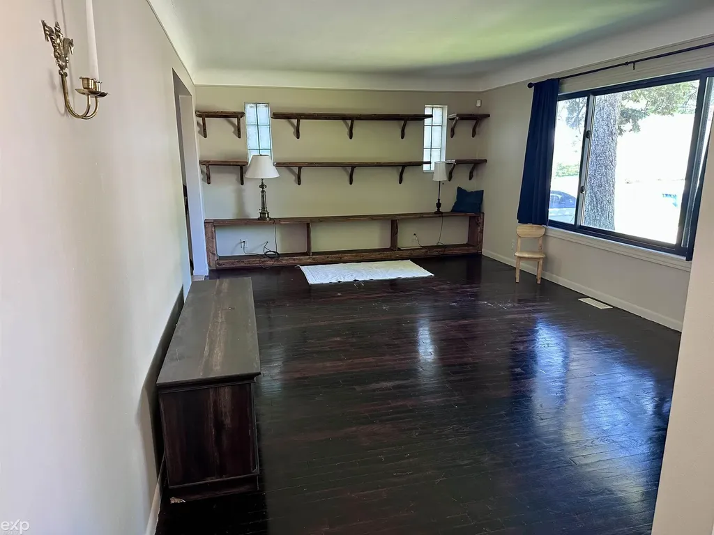 21746 Wellington Avenue Warren City MI 48089