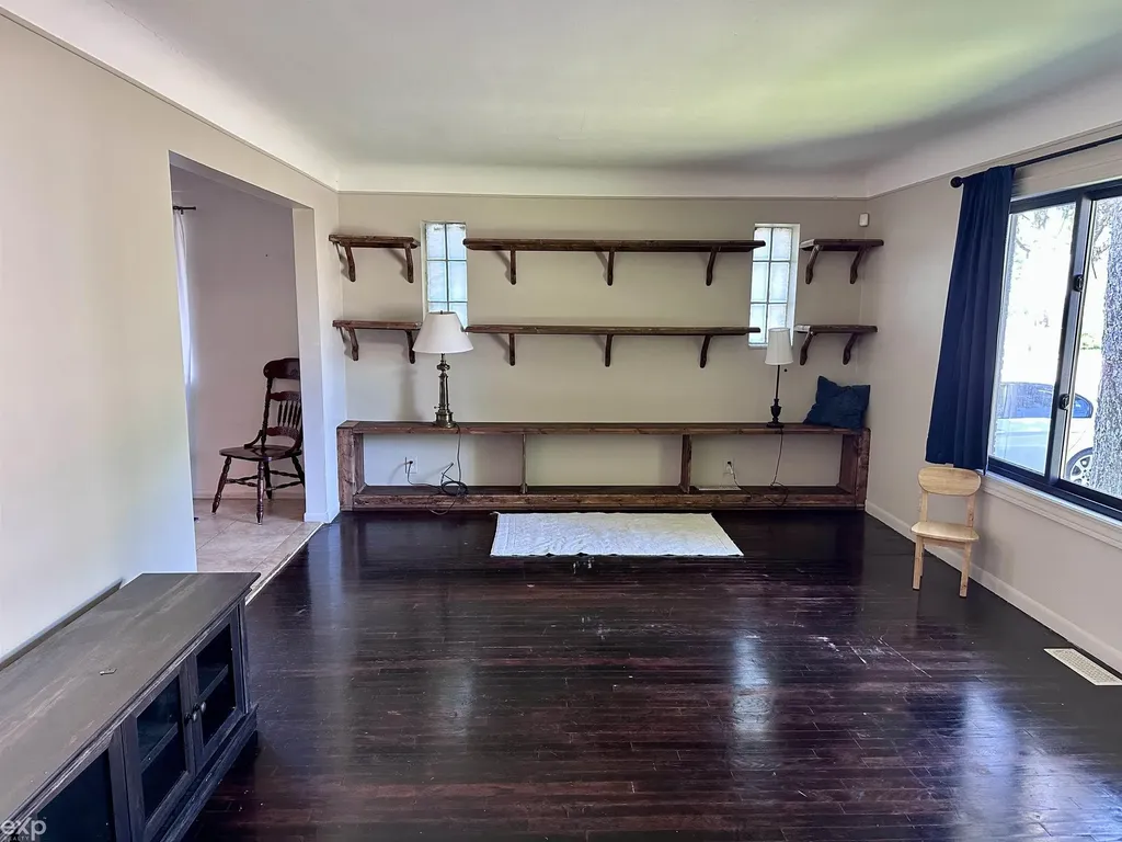 21746 Wellington Avenue Warren City MI 48089