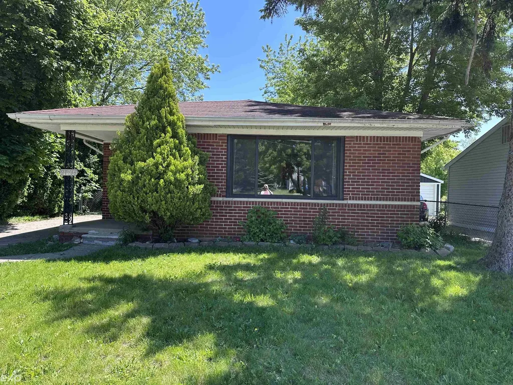 21746 Wellington Avenue Warren City MI 48089