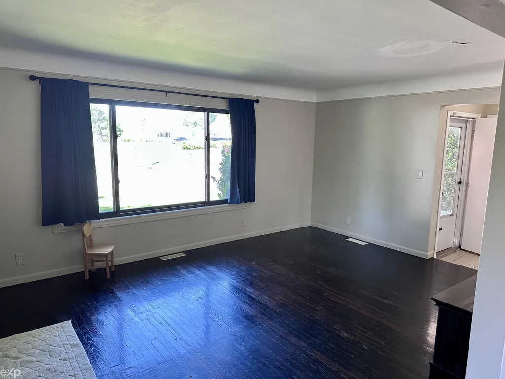 21746 Wellington Avenue Warren City MI 48089