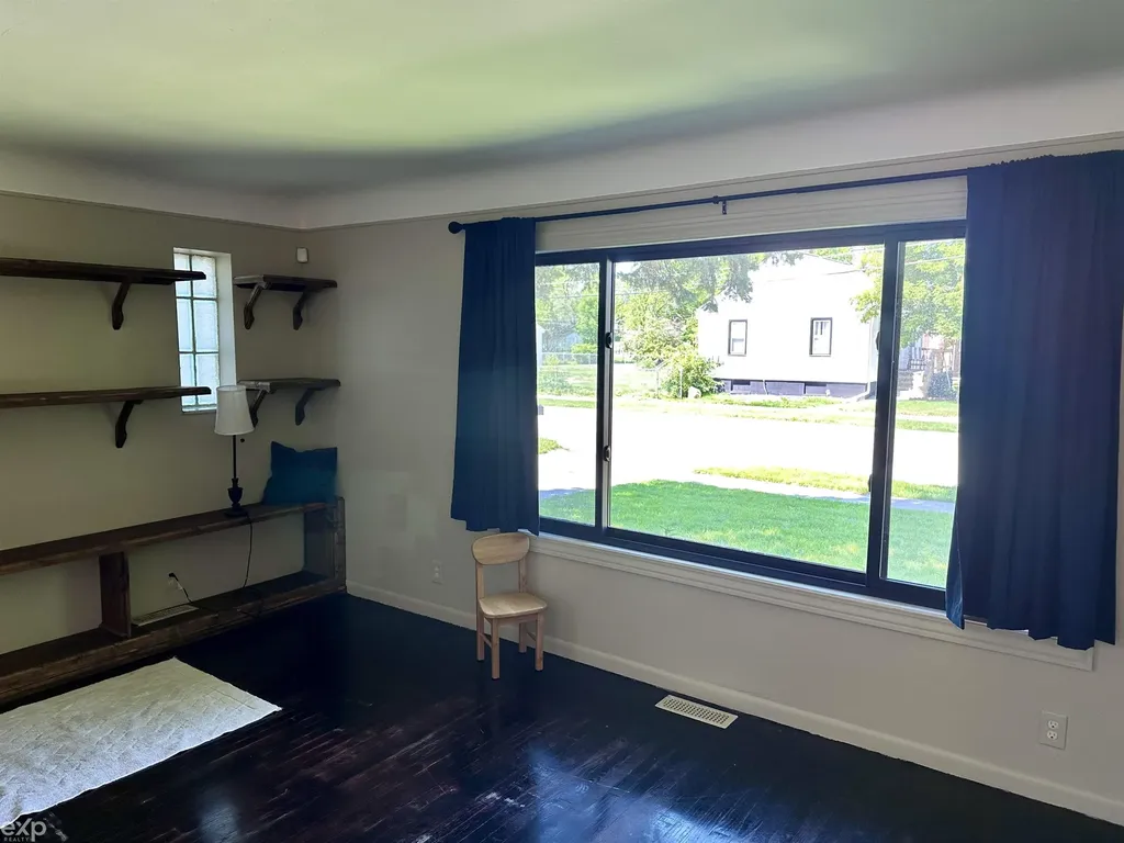 21746 Wellington Avenue Warren City MI 48089