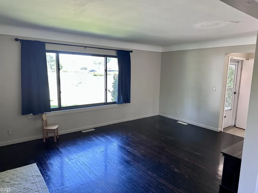 21746 Wellington Avenue Warren City MI 48089