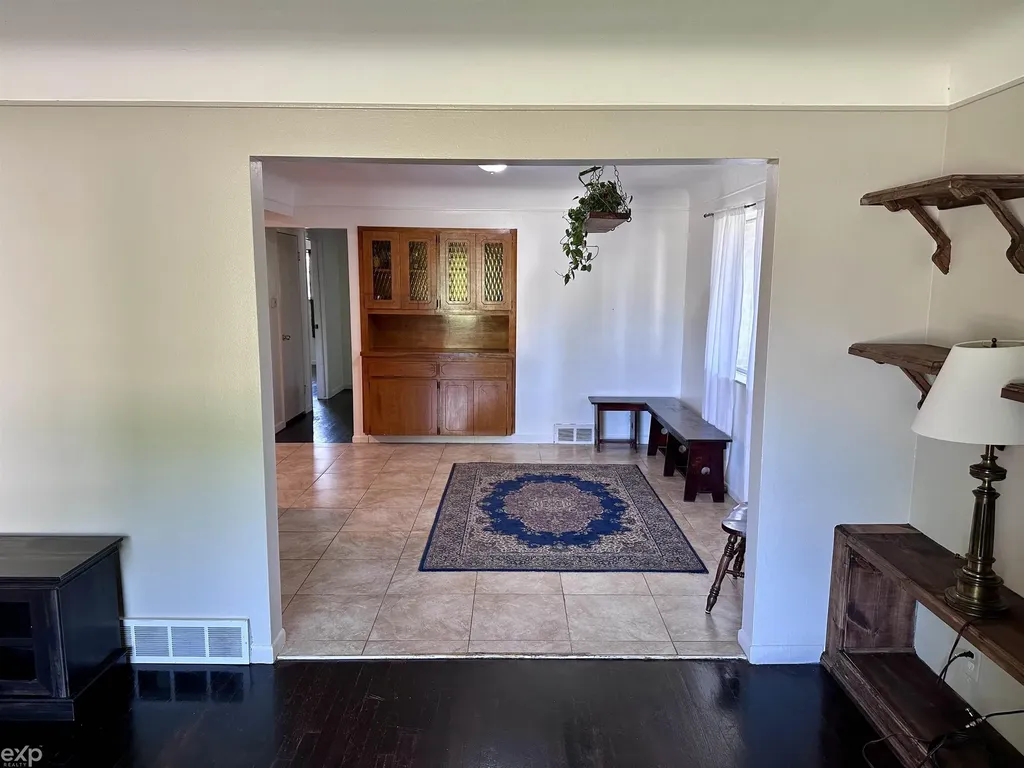 21746 Wellington Avenue Warren City MI 48089