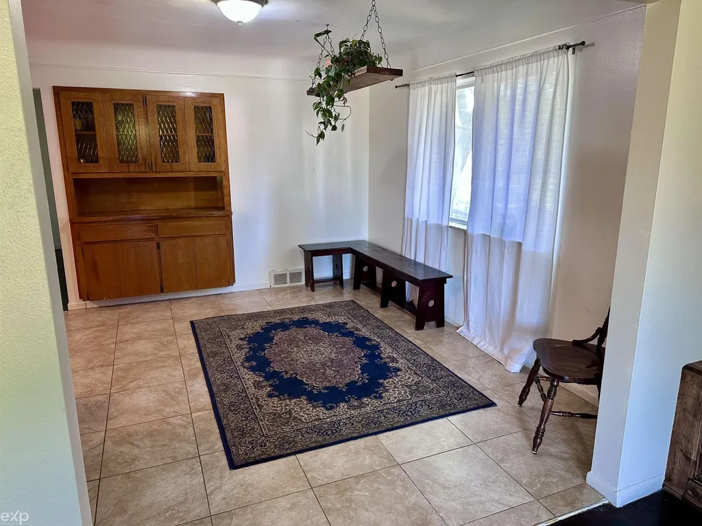 21746 Wellington Avenue Warren City MI 48089