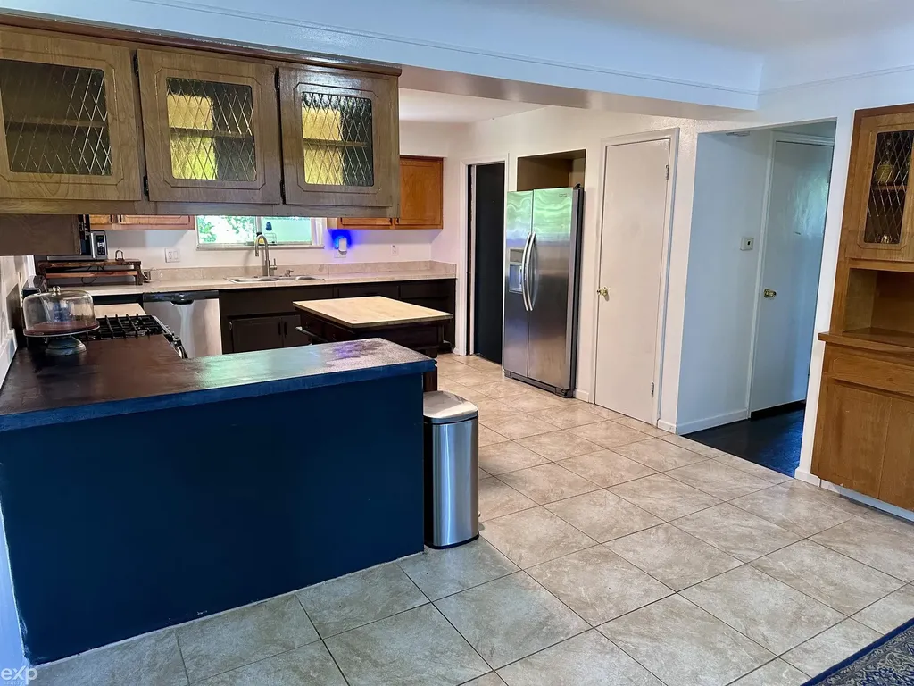 21746 Wellington Avenue Warren City MI 48089