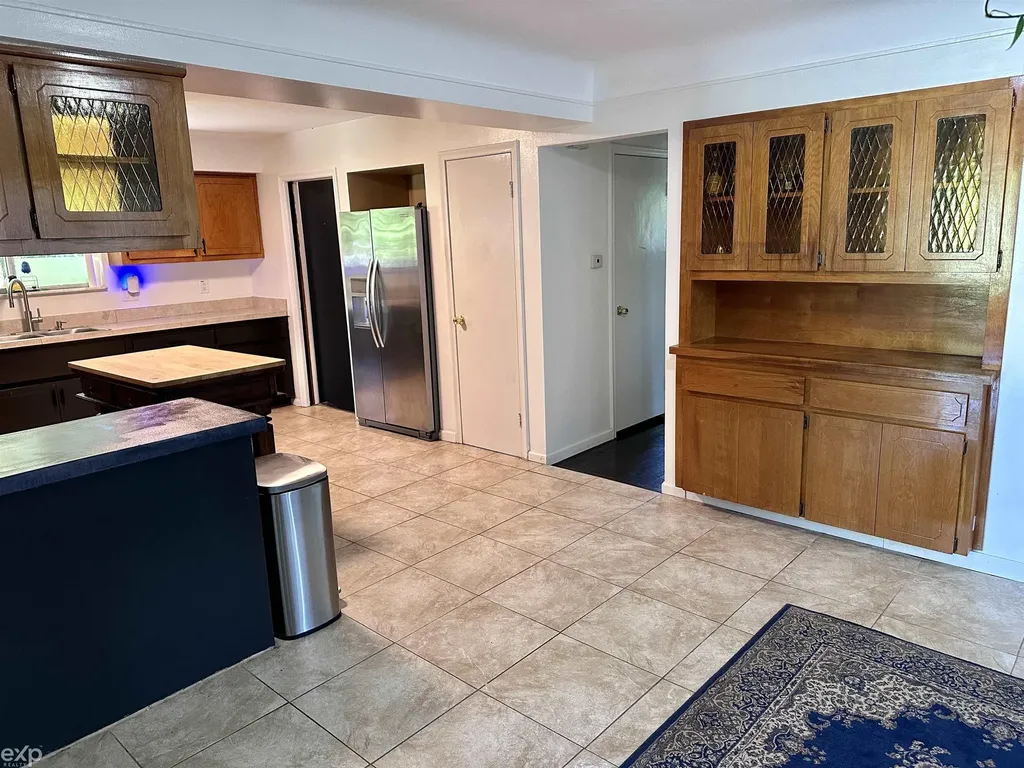 21746 Wellington Avenue Warren City MI 48089