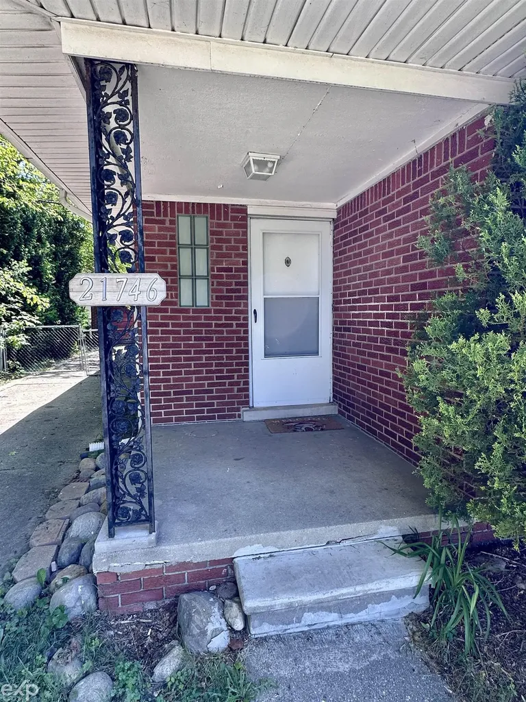 21746 Wellington Avenue Warren City MI 48089