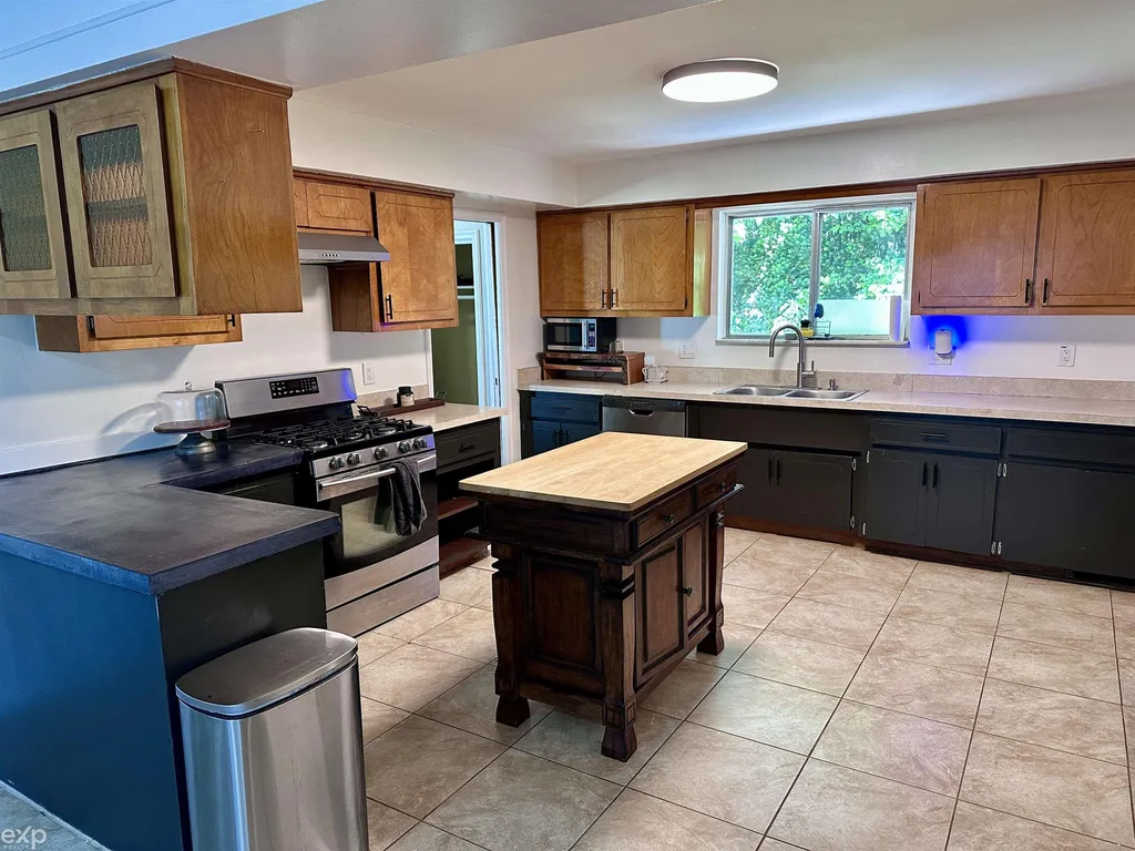 21746 Wellington Avenue Warren City MI 48089