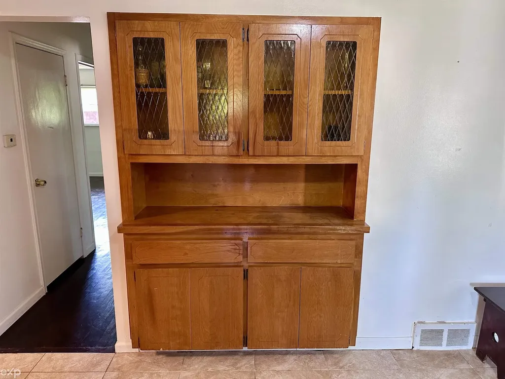 21746 Wellington Avenue Warren City MI 48089