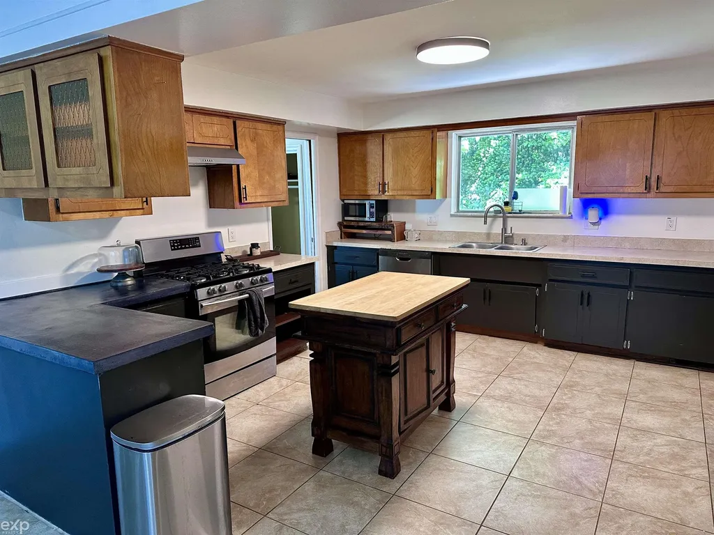 21746 Wellington Avenue Warren City MI 48089