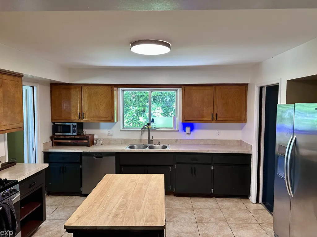 21746 Wellington Avenue Warren City MI 48089