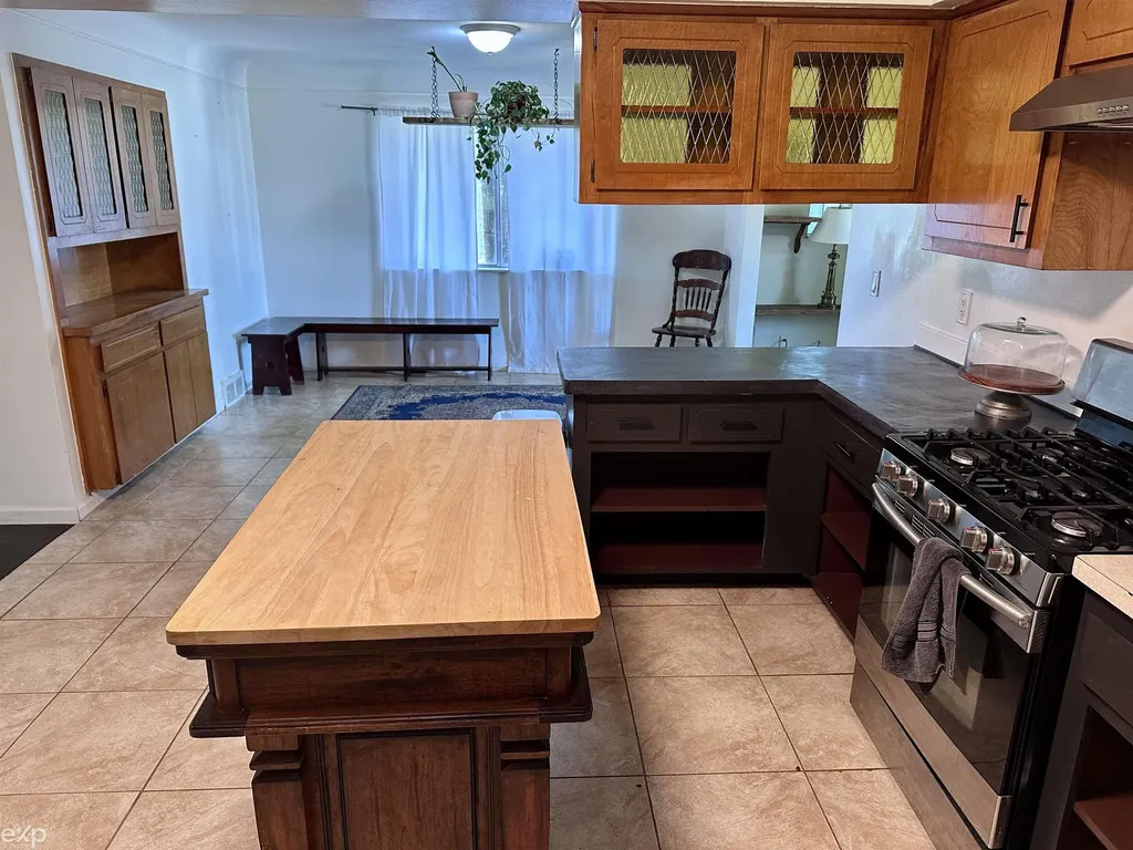 21746 Wellington Avenue Warren City MI 48089