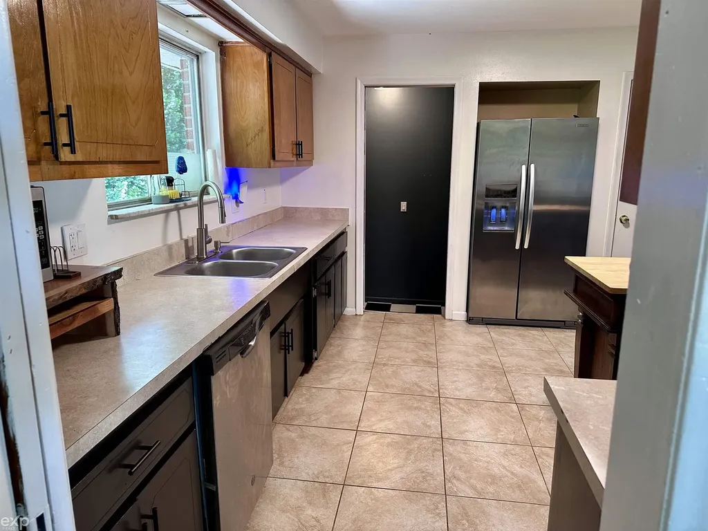 21746 Wellington Avenue Warren City MI 48089