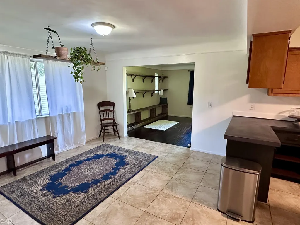 21746 Wellington Avenue Warren City MI 48089