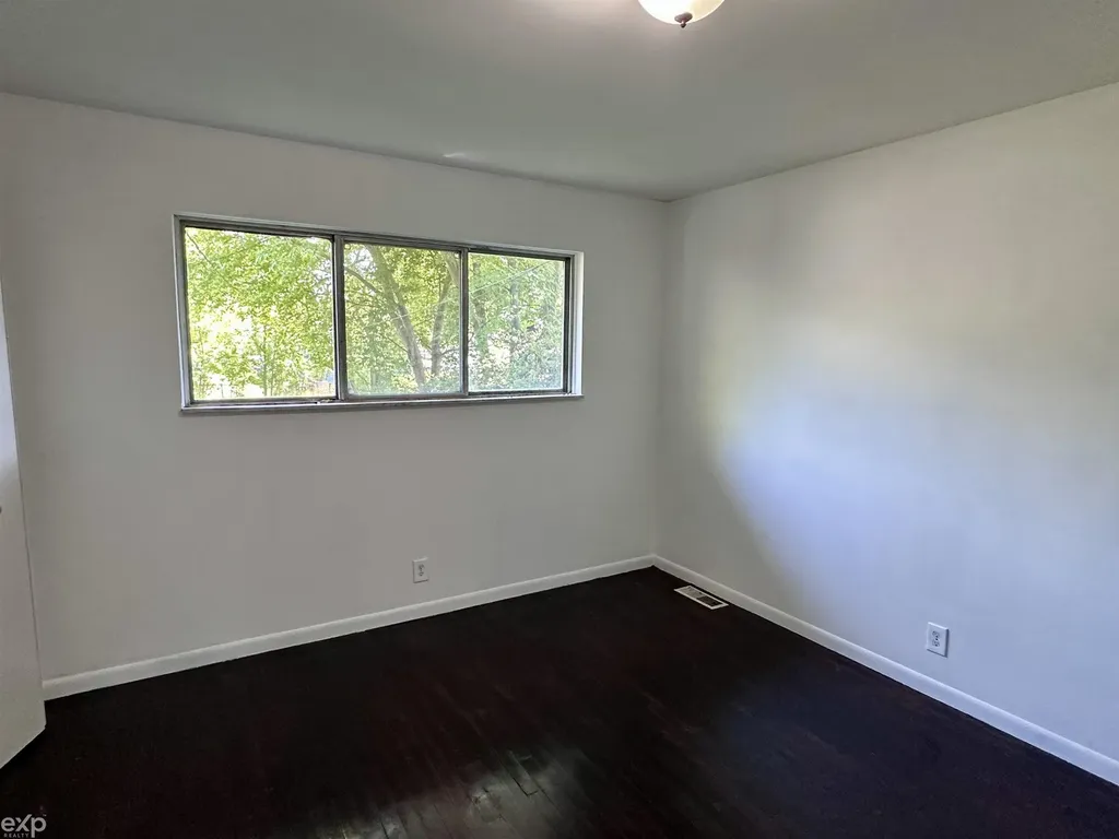 21746 Wellington Avenue Warren City MI 48089