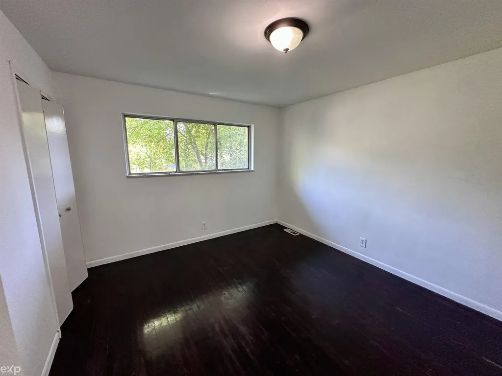 21746 Wellington Avenue Warren City MI 48089