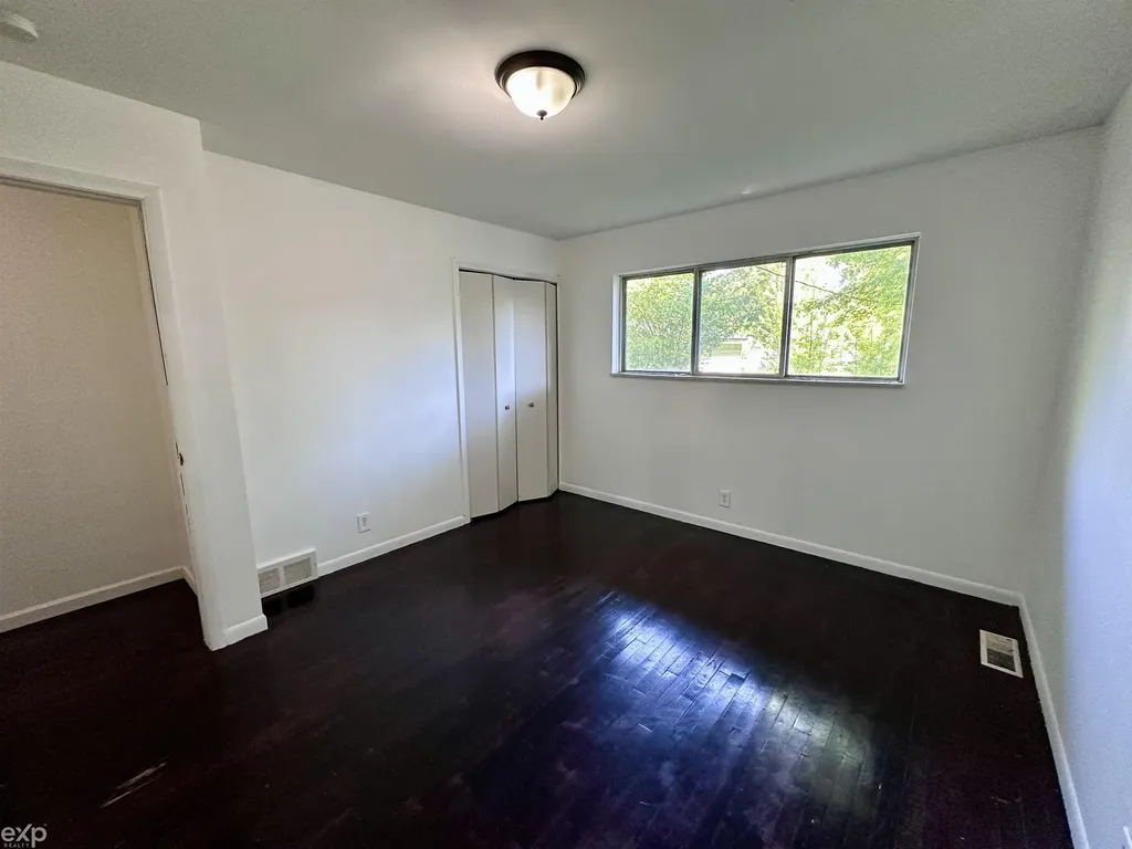 21746 Wellington Avenue Warren City MI 48089