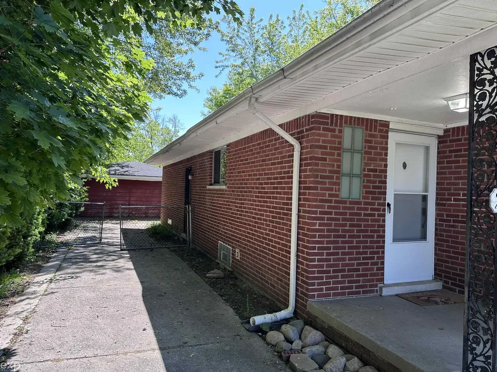 21746 Wellington Avenue Warren City MI 48089