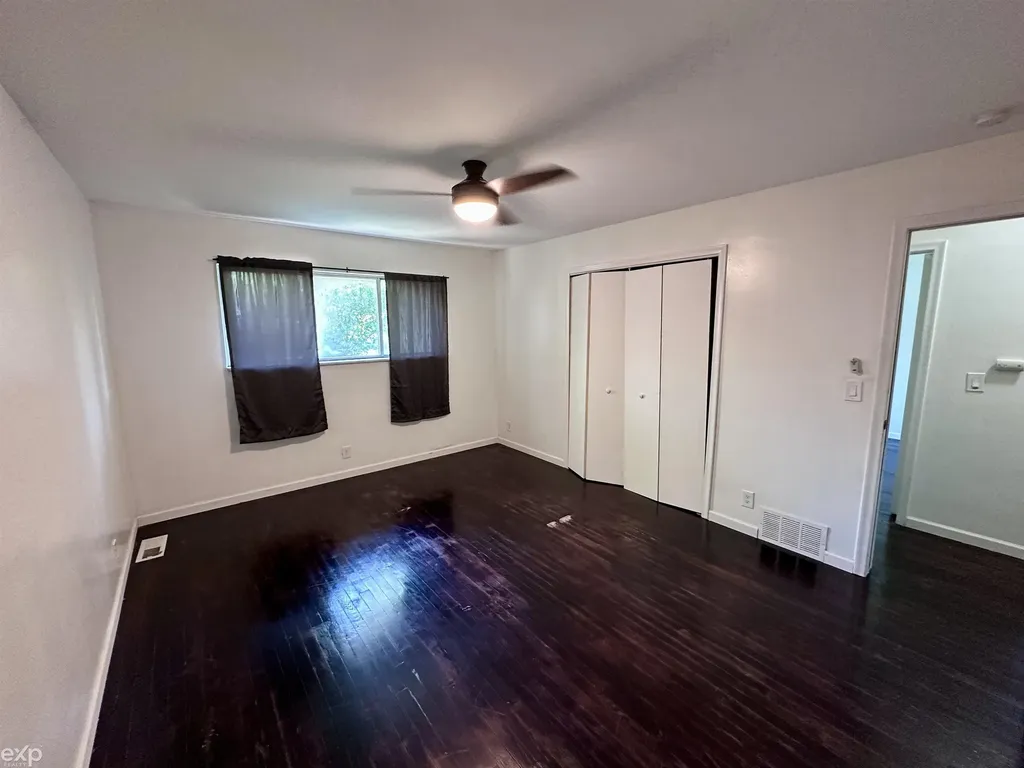 21746 Wellington Avenue Warren City MI 48089