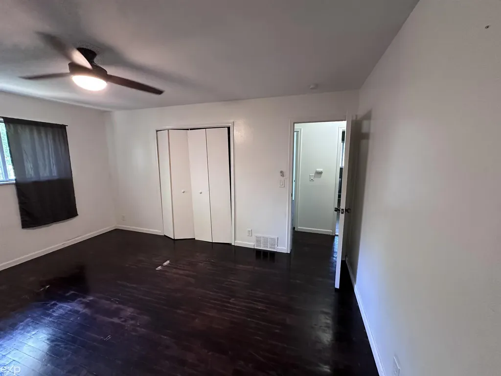 21746 Wellington Avenue Warren City MI 48089