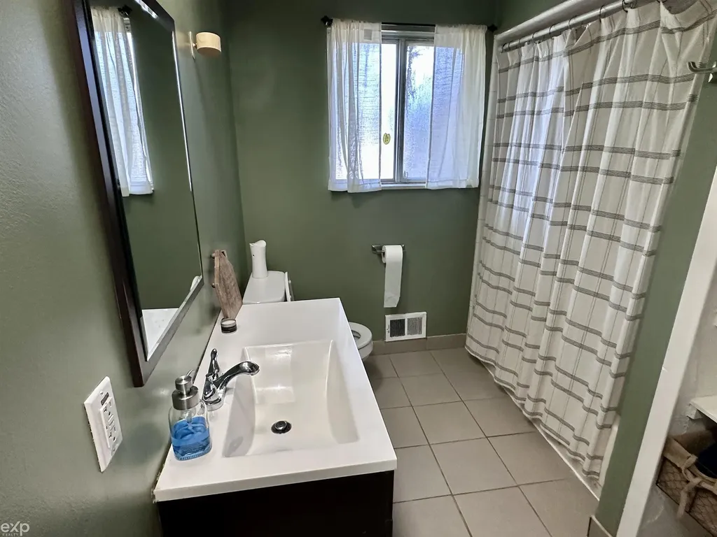 21746 Wellington Avenue Warren City MI 48089