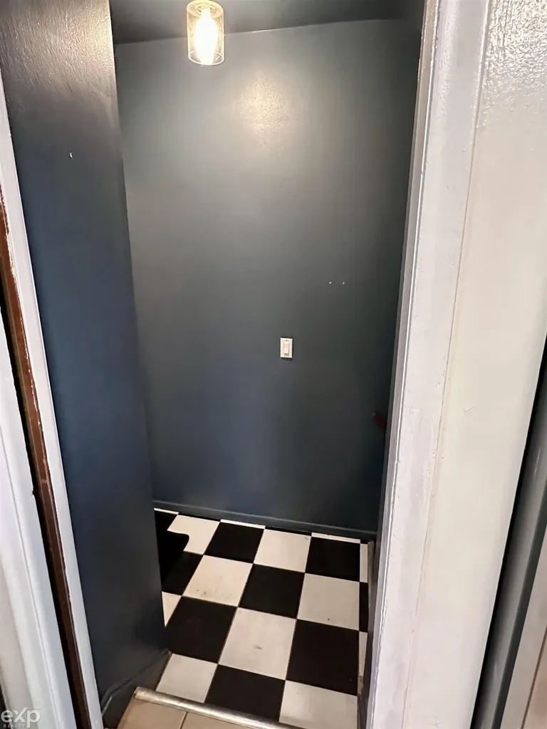 21746 Wellington Avenue Warren City MI 48089