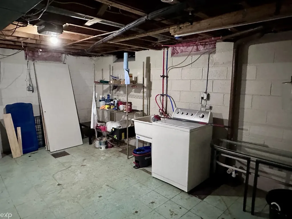 21746 Wellington Avenue Warren City MI 48089