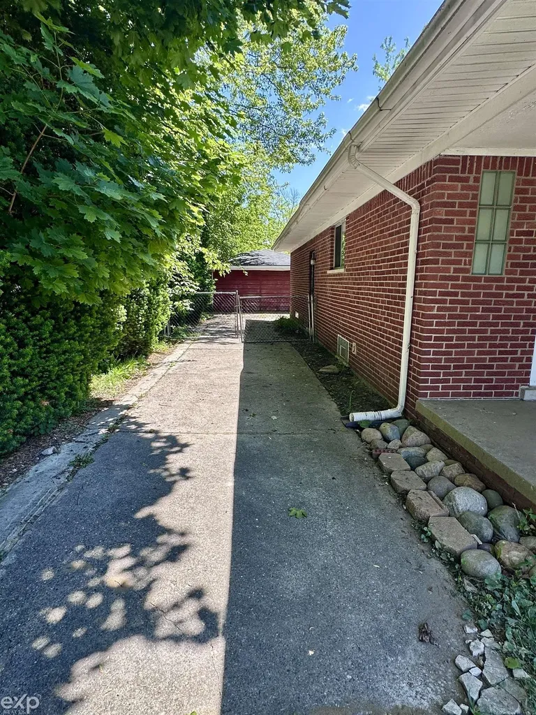 21746 Wellington Avenue Warren City MI 48089